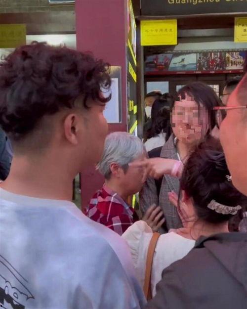 插队女子 爆料事件视频,真相与道德的碰撞 第3张 插队女子 爆料事件视频,真相与道德的碰撞 第3张